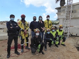 Alumnos y formadores junto a las autoridades locales