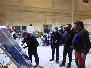 El curso se desarrolla en el aula de Fotovoltaica, ubicada en el Almacén Municipal