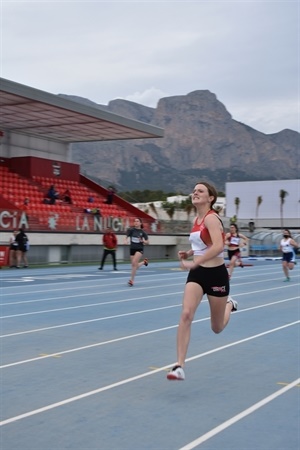 La velocista nuciera Elzabeth Hunt en plena carrera de 100 metros