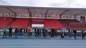 Alumnos y profesores del Máster del Valencia CF junto a Sergio Villalba, concejal de Deportes