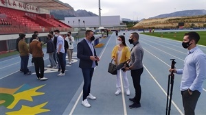 Sergio Villalba, concejal de Deportes, conversando con el profesorado del Máster