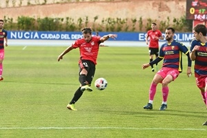 Morgado disparando a puerta ante el Llagostera