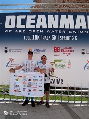 Miguel Bou con su medalla de campeón junto a su padre, Manuel Bou, en el OceanMan Costa del Azahar