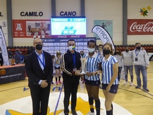 Las capitanas del Egara reciben la copa de Campeonas de España de mano de Bernabé Cano, alcalde de La Nucía y Santiago Deó, pte. RFEH