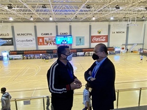 Santiago Deó, pte. RFEH, hablando con Bernabé Cano, alcalde de La Nucía