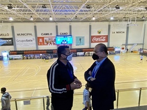 Santiago Deó, pte. RFEH, hablando con Bernabé Cano, alcalde de La Nucía