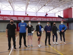 Entrenadores y deportistas de la Selección de Esgrima de Estonia junto a Bernabé Cano, alcalde de La Nucía y Sergio Villalba, concejal de Deportes