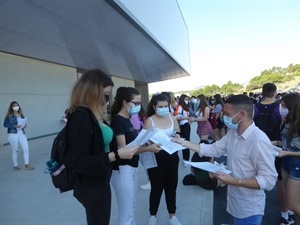 El profesor del IES La Nucía repartiendo las etiquetas entre el alumnado nuciero