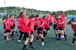 Al finalizar el encuentro las jugadoras celebraron el título de liga y el ascenso