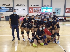 El Voleibol Almoradí con su copa de campeón de la fase de ascenso, junto a Sergio Villalba, concejal de Deporte