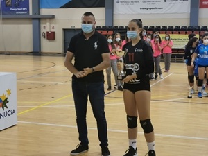 La capitana del Club Voleibol Amoradí recibió la copa de manos de Sergio Villalba, concejal de Deportes