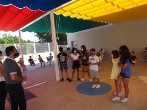 Esta reunión con los delegados y el alcalde se ha realizado en el patio del Colegio Muixara