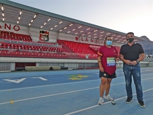 Laura Redondo con su martillo junto a Bernabé Cano, alcalde de La Nucía