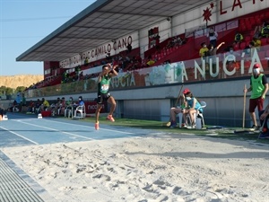 Torrijos en el triple salto el Estadi Olímpic Camilo Cano