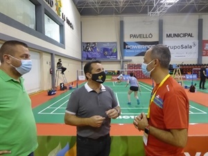 Arturo Ruíz, director técnico Federación Española de Bádminton conversando con Bernabé Cano, alcalde de La Nucía y Sergio Villalba, concejal de Deportes