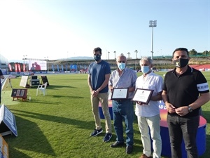 Los homenajeados Domingo Ramón y Joaquín Villar, junto a Raúll Chapado, pte. RFEA y Bernabé Cano, alcalde de La Nucía