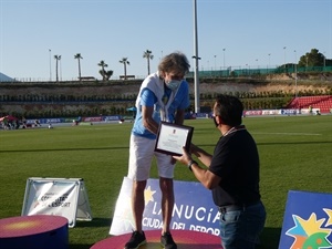 Rafa Blanquer recibe la placa honorífica de manos de Bernabé Cano, alcalde de La Nucía en el podium de la competición
