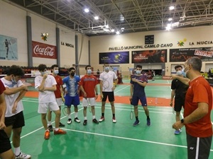 Arturo Ruíz, director técnico de la Fed. Esp. Bádminton, dando instrucciones