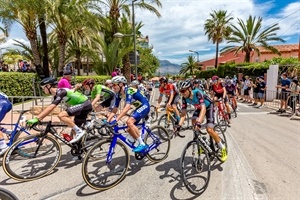 El pelotón UCI Elite masculino a su paso por La Nucía