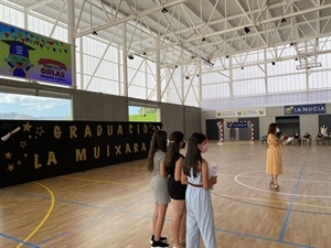 La directora Silvia Ripoll felicitó a todos los alumnos y alumnas tras su graduación en Infantil