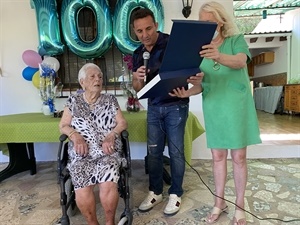 Desde el Ayuntamiento se le entregó una placa y un detalle por su 100 cumpleaños