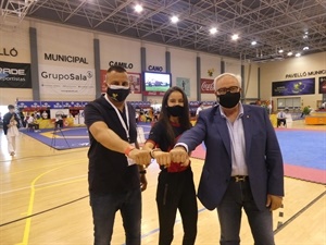 La taekwondista Adriana Cerezo junto a Jesús Castellanos, pte. RFET y Sergio Villalba, concejal de Deportes