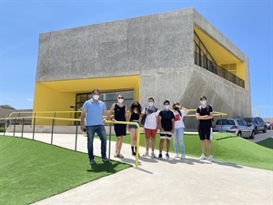 Alumnos del Instituto junto a la profesora Lia Espósito y  Toni Buades, coordinador del Lab_Nucia