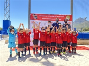 El Prebenjamín 2015 del CF La Nucía ganó el Torneo Leyendas en "casa", y recibió el trofeo de mano de Sergio Villalba, concejal de Deportes