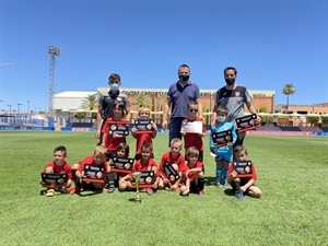 El equipo nuciero campeón con su entrenador Roberto Graña y Sergio Villalba, concejal de Deportes