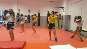 El alumnado de la Escuela entrenando en la Sala de Artes Marciales del Pabellón