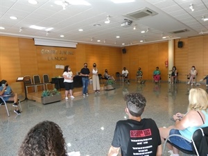 Apertura del curso con Almudena Ferriz, profesrora, Mª Jesús Jumilla, concejala Juventud y Bernabé Cano, alcalde de La Nucía