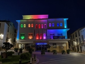 Fachada del Ayuntamiento de La Nucía con la iluminación arcoíris