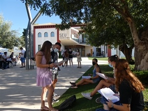 Alumnas del IES La Nucía antes del examen