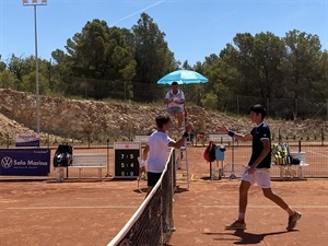 Los dos finalistas se saludan al finalizar el encuentro