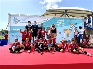 El equipo Prebenjamín con su copa de campeones