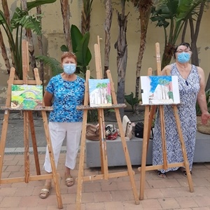 Varias alumnas con sus cuadros finales del Taller de Pintura