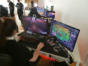 La gamer HimPou en plena partida del WoW