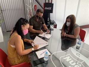 Elena Valverde, pta. AMPA y Bernabé Cano, alcalde de La Nucía, firmando el convenio de colaboración