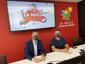 El presidente de la FEDS y el alcalde de La Nucía con la mascarillas de la Federación Española de Deportes para Sordos
