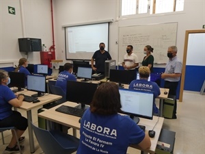 Serafín López, concejal de Empleo y Bernabé Cano, alcalde de La Nucía, visitaron el aula formativa del programa Et Formem la Favara IV en la Escuela de Oficios, acompañados por Patricia Alcázar, directora del programa Et Formem