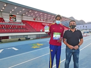 Yulimar Rojas con su trofeo de MVA del Nacional de Clubs junto a Bernabé Cano, alcalde de La Nucía, en el Estadi Olímpic Camilo Cano