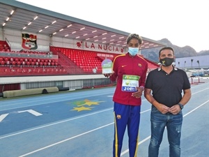 Yulimar Rojas con su trofeo de MVA del Nacional de Clubs junto a Bernabé Cano, alcalde de La Nucía, en el Estadi Olímpic Camilo Cano