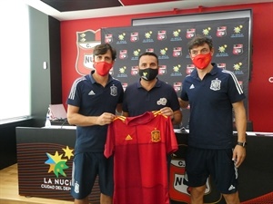 Santi Denia, seleccionador España y Miguel Ramón, Jefe de la Delegación de España han entregado una camiseta al alcalde de La Nucía