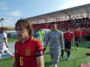 España y México sub 19 saltando al césped del Estadi Olímpic de La Nucía